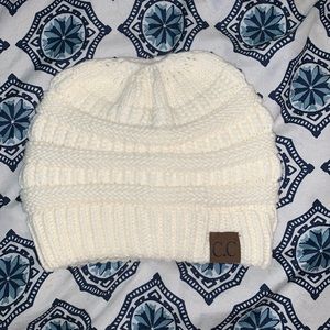 C.C. Winter hat w ponytail hole